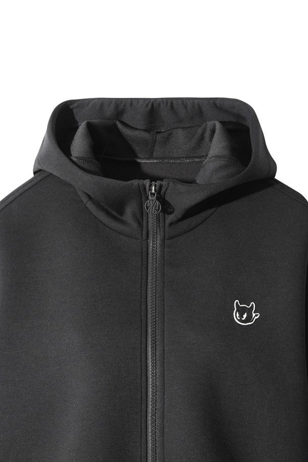 블랙 컬러의 여성 저지 재킷입니다. 가볍고 부드러운 저지 소재로 제작되어 편안한 착용감을 제공하며, 봄, 가을 시즌에 적합합니다. 스포티하면서도 베이직한 스타일로 골프룩뿐만 아니라 일상에서도 활용하기 좋습니다. 크롭 기장의 후드 디자인에 집업 여밈 방식으로 간편하게 착용할 수 있으며, 레귤러핏으로 깔끔한 실루엣을 연출합니다. 심플한 디자인으로 다양한 스타일과 매치하기 용이합니다.
