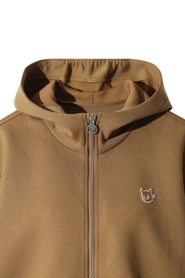 베이지 컬러의 여성 저지 재킷입니다. 가볍고 부드러운 저지 소재로 제작되어 봄, 가을 간절기에 편안하게 착용하기 좋습니다. 후드와 포켓 디테일이 더해져 캐주얼한 무드를 연출하며, 레귤러 핏과 집업 스타일로 활동성을 높였습니다. 골프룩, 산책룩 등 다양한 TPO에 활용 가능하며, 스포티, 캐주얼, 미니멀 스타일을 즐겨 입는 여성에게 추천합니다.
