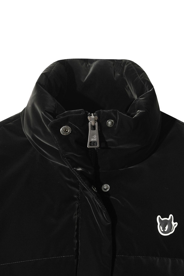 [Exclusive] 탈부착 슬리브 다운 점퍼는 여성 골퍼들을 위한 겨울철 필수 아이템입니다. 블랙 컬러의 무지 디자인에 탈부착 가능한 소매로 2WAY 스타일링이 가능하여, 스포티하고 미니멀한 골프룩을 연출할 수 있습니다. 경량 구스다운 충전재로 뛰어난 보온성을 제공하며, 밑단 밴딩과 스트링 디테일로 활동성을 더했습니다. 매트한 광택감과 부드러운 촉감으로 고급스러운 착용감을 선사합니다. 지퍼와 스냅 여밈 방식에 레귤러핏으로 편안하게 착용할 수 있습니다.
