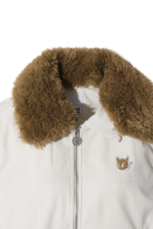 Women Roy (우먼 로이) 베스트는 겨울철 골프 및 일상에서 활용하기 좋은 여성용 베스트입니다. 부드러운 코듀로이 소재에 두꺼운 두께감으로 보온성을 높였으며, 캐주얼 스타일의 무지 디자인으로 다양한 룩에 매치하기 좋습니다. 탈부착 가능한 퍼 칼라와 아트워크 디테일이 특징이며, 레귤러핏과 집업 여밈 방식으로 편안한 착용감을 제공합니다. 민소매 디자인의 패딩 안감으로 따뜻함과 스타일을 동시에 잡았습니다.
