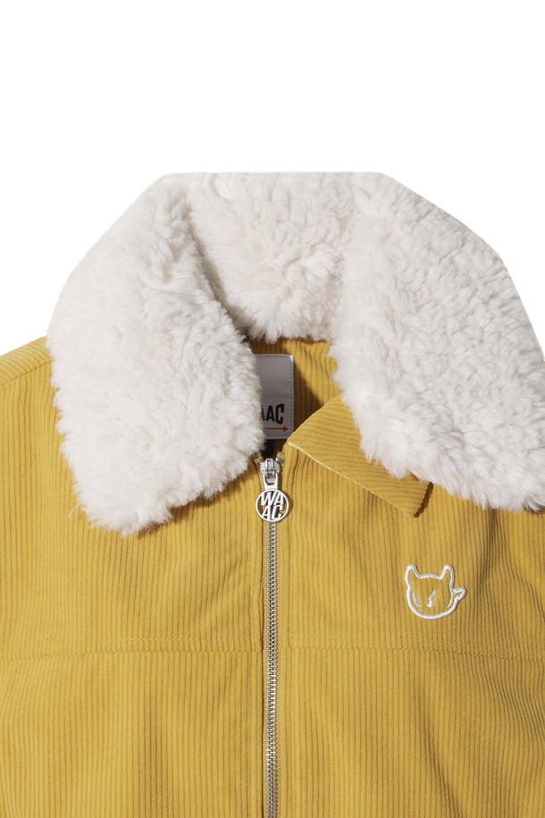 Women Roy (우먼 로이) 베스트는 골프, 일상에서 활용하기 좋은 여성용 베스트입니다. 옐로우 컬러의 무지 디자인으로 캐주얼한 스타일을 연출하며, 겨울철 보온성을 높여주는 두꺼운 두께감과 부드러운 코듀로이 소재, 퍼 안감이 특징입니다. 탈부착 가능한 퍼 칼라와 충전재, 아트워크 디테일이 돋보이며, 집업 스타일과 레귤러핏으로 편안하게 착용할 수 있습니다. 민소매 디자인으로 활동성을 높였으며, 골프룩 또는 겨울 데일리룩에 클래식, 미니멀한 무드를 더해줍니다.
