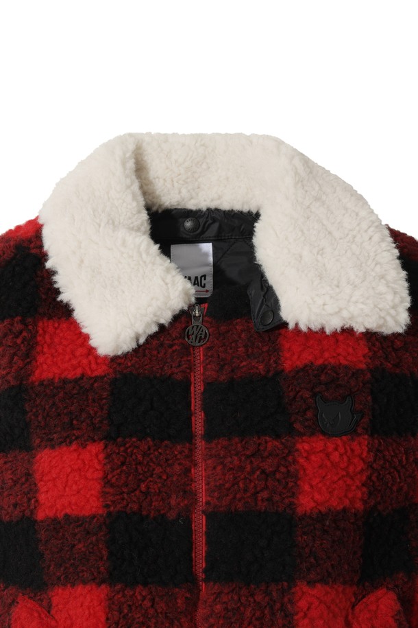 여성 체크 베스트는 가을, 겨울 시즌에 따뜻하게 착용할 수 있는 두꺼운 두께감의 플리스 소재 베스트입니다. 레드와 블랙 두 가지 색상으로 제공되며, 캐주얼, 스포티, 클래식 스타일을 모두 소화 가능합니다. 체크 패턴과 탈착 가능한 배색 카라 디테일이 특징이며, 골프룩뿐만 아니라 일상에서도 활용도가 높습니다. 레귤러핏으로 편안하게 착용 가능하며, 부드러운 촉감과 집업 여밈 방식으로 편리함을 더했습니다. 민소매 디자인으로 활동성을 높인 보온 기능의 베스트입니다.
