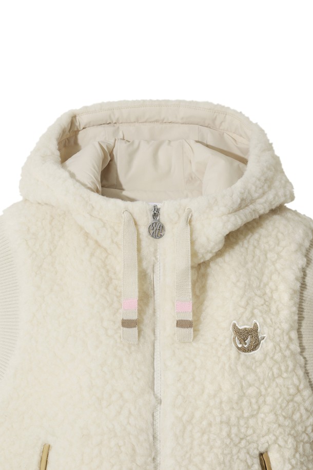 아이보리 컬러의 여성 플리스 조끼입니다. 가을, 겨울 시즌에 골프, 일상에서 스포티하고 캐주얼한 스타일을 연출하기 좋습니다. 부드러운 촉감의 플리스와 부클 소재를 사용하여 보온성을 높였으며, 두꺼운 두께감으로 따뜻함을 더했습니다. 민소매 디자인으로 활동성을 높였으며, 리브 마감과 충전재를 포함하여 편안한 착용감을 제공합니다. 레귤러핏으로 제작되었으며, 집업 방식으로 간편하게 착용 가능합니다.
