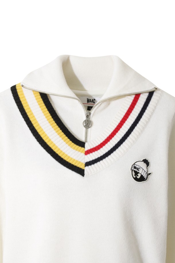 여성 비대칭 립 쿼터-집 스웨터는 골프룩과 겨울 데일리룩에 모두 잘 어울리는 스포티하고 클래식한 매력의 스웨터입니다. 부드러운 울 소재와 두꺼운 두께감으로 겨울철 보온과 방풍 기능을 제공하며, 레귤러핏으로 편안한 착용감을 선사합니다. 화이트 컬러에 립 패턴, 긴 소매, V넥 디자인이 세련된 느낌을 더하며, 밑단의 폼폼 비니 와펜 디테일과 레이어드 디자인으로 포인트를 주었습니다. 집업 여밈 방식은 간편하게 착용할 수 있도록 도와줍니다.
