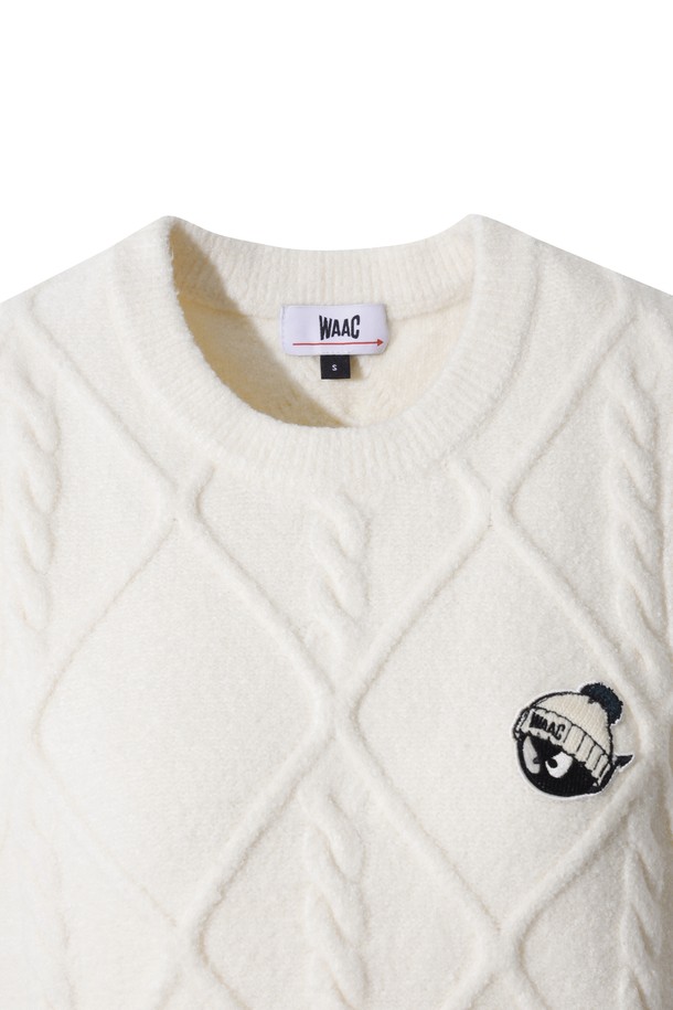 화이트 컬러의 여성용 체인 다이아몬드 니트 베스트입니다. 라운드넥 디자인에 레귤러핏으로 클래식한 스타일을 연출합니다. 간절기에 입기 좋으며, 면 혼방 소재로 제작되어 보온성과 활동성을 동시에 제공합니다. 케이블 및 다이아몬드 패턴이 돋보이며, 와키 폼폼 비니 와펜 디테일이 특징입니다. 골프룩과 일상복 모두에 활용 가능한 미니멀한 디자인의 니트 베스트입니다.
