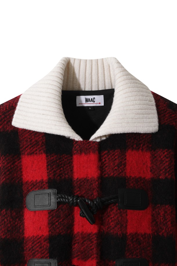 **WOMEN 타탄 체크 니트 블루종 재킷**은 클래식한 스타일을 추구하는 여성 골퍼를 위한 겨울철 필수 아이템입니다. 레드, 블랙, 화이트의 세련된 타탄 체크 패턴이 돋보이며, 부드러운 아크릴 니트 소재로 제작되어 뛰어난 착용감을 선사합니다. 방풍 안감과 보온 기능으로 추운 날씨에도 따뜻하게 라운딩을 즐길 수 있으며, 하이브리드 디자인과 스카프 패턴 자수 디테일이 스타일리시함을 더합니다. 레귤러핏과 지퍼 및 토글 버튼 여밈 방식으로 편안함과 활동성을 보장하는 블루종 자켓입니다.
