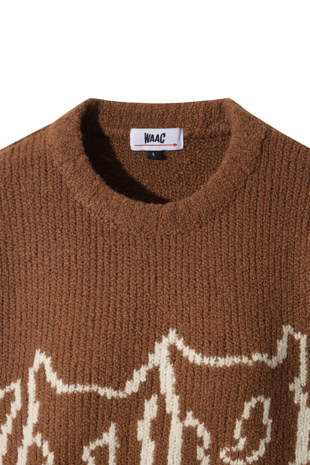 WAACKY(와키) 방풍 로우 게이지 여성 스웨터는 가을, 겨울 시즌에 골프 및 일상에서 캐주얼하게 착용하기 좋은 아이템입니다. 부드러운 울 소재와 두꺼운 두께감으로 보온성을 높였으며, 방풍 안감 처리가 되어 있어 쌀쌀한 날씨에도 쾌적하게 활동할 수 있습니다. 오버핏 크롭 기장으로 스타일리시함을 더하고, 라운드넥 디자인으로 편안한 착용감을 제공합니다. 와키 캐릭터 디자인과 인타르시아 패턴이 돋보이는 브라운 컬러의 긴소매 스웨터로, 캐주얼, 클래식, 미니멀한 스타일을 연출하기 좋습니다.
