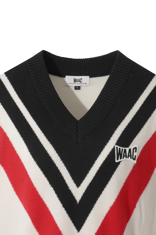 [코리아 TKR] Women V 스트라이프 니트 베스트는 여성 골프룩을 위한 스포티하고 클래식한 스타일의 니트 베스트입니다. 울 소재로 제작되어 겨울철 보온성을 높여주며, 부드러운 촉감이 특징입니다. V넥 디자인에 레귤러핏으로 편안하게 착용 가능하며, 화이트, 블랙, 레드의 세련된 스트라이프 패턴으로 디자인되었습니다. 올림픽 감성 디자인과 WAAC 로고 와펜으로 포인트를 더해 활동적인 무드를 연출합니다. 민소매 스타일로 활동성을 높였으며, 라운딩 시 돋보이는 스타일을 완성합니다.
