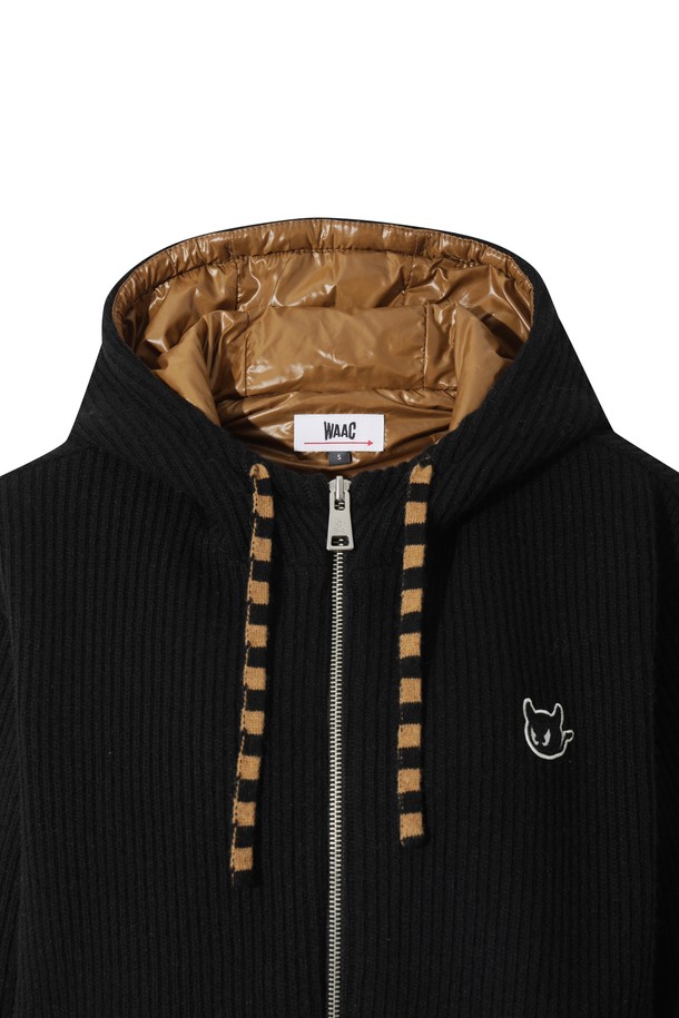 블랙과 브라운 컬러로 구성된 브리오슈 니트 후드 재킷입니다. 여성 골프 및 일상복으로 활용 가능하며, 겨울철 방풍 및 보온 기능을 제공합니다. 레귤러핏으로 제작되었으며, 부드러운 촉감의 울 소재와 두꺼운 두께감으로 포근함을 더했습니다. 긴 소매와 후드 디테일, 로우 게이지 니트 짜임이 특징이며, 집업 스타일로 편안하게 착용할 수 있습니다. 캐주얼, 스포티, 미니멀 스타일을 모두 소화하여 다양한 골프룩 연출에 용이합니다.
