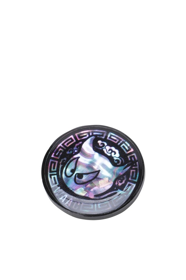 [HANDMADE EDITION] 자개 볼마커 세트는 골프를 즐기는 당신을 위한 특별한 아이템입니다. 천연 자개를 사용하여 제작되어 은은하게 빛나는 화이트와 실버 컬러가 고급스러운 분위기를 연출합니다. 각 세트는 2PCS로 구성되어 있으며, 클립형 디자인으로 편리하게 사용 가능합니다. 섬세한 와키 모티브와 클립 디자인이 필드 위에서 당신의 개성을 드러낼 것입니다. 핸드메이드(handmade)로 제작되어 더욱 특별하며, 골프를 사랑하는 당신에게 훌륭한 선물이 될 것입니다.
