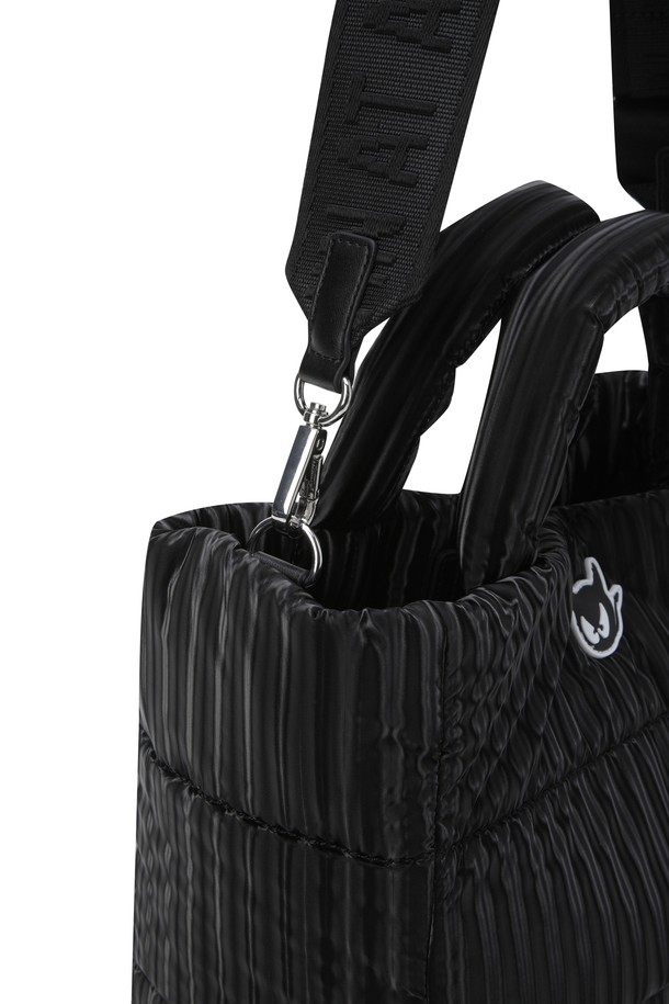 캐주얼한 스타일의 여성 패딩 백입니다. 블랙 컬러의 나일론 소재로 제작되었으며, 미디엄 사이즈에 퀼팅 및 스트라이프 패턴으로 포인트를 주었습니다. 탈부착 가능한 스트랩과 내부 수납공간 분리 기능으로 실용성을 더했으며, 사각 모양에 광택감을 더해 세련된 느낌을 줍니다. 골프룩은 물론, 일상에서도 폭넓게 활용할 수 있는 멀티웨이 패딩 백입니다.
