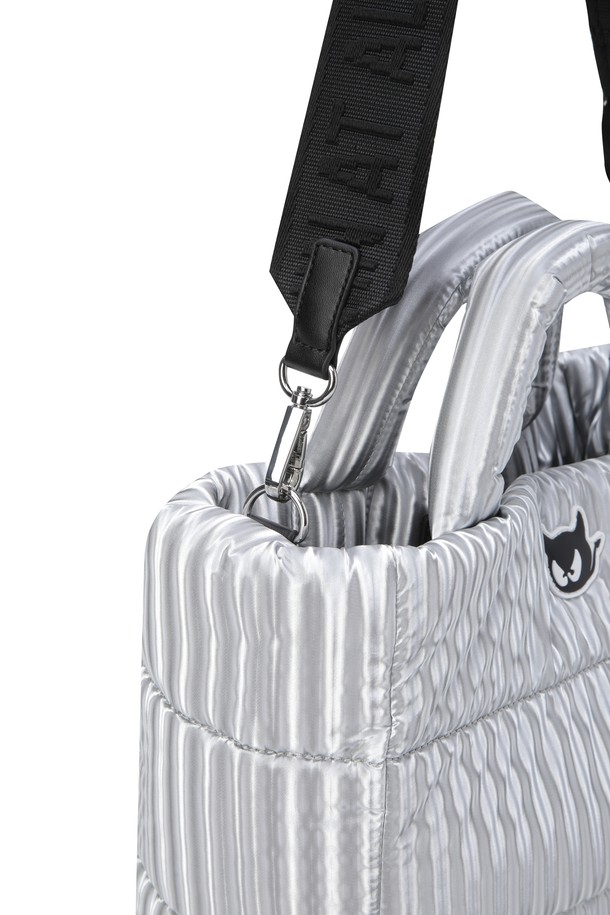 세련된 스타일을 완성하는 여성 패딩 백입니다. 미디엄 사이즈의 사각 쉐입으로, 은은한 광택감과 퀼팅 및 스트라이프 패턴이 돋보이는 디자인입니다. 탈부착 가능한 스트랩으로 토트백, 숄더백, 크로스백 등 다양한 스타일 연출이 가능하며, 내부 분리 수납공간은 실용성을 더합니다. 와키 캐릭터 엠보 패치로 포인트를 주어 클래식, 미니멀, 캐주얼 등 어떤 스타일에도 잘 어울리며, 데이트룩, 모임룩, 출근룩에 모두 활용하기 좋습니다.
