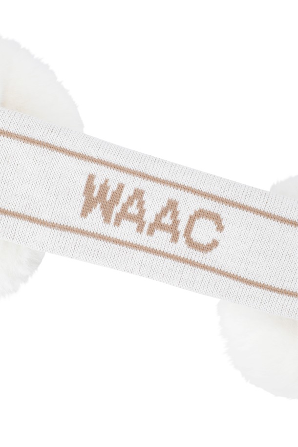 여성 퍼 이어워머는 부드러운 니트와 퍼 소재로 제작되어 겨울철 보온성을 책임집니다. 화이트 컬러의 무지 디자인에 양 사이드 퍼 디테일이 더해져 캐주얼하면서도 페미닌한 스타일을 연출합니다. 골프 및 일상생활에서 스타일리시하게 착용할 수 있으며, 밴딩 구조로 편안한 착용감을 제공합니다. 미니멀한 스타일을 선호하는 여성분들께 추천하는 필수 겨울 아이템입니다.
