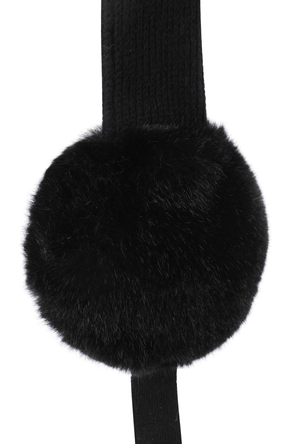 여성 리본 퍼 이어워머는 부드러운 퍼 소재로 제작되어 겨울철 보온성을 높여줍니다. 클래식, 미니멀, 캐주얼 스타일에 모두 잘 어울리며, 골프룩 연출에도 활용할 수 있습니다. 블랙 컬러에 무지 패턴으로 어떤 의상에도 매치하기 용이하며, 가볍고 편안한 착용감을 선사합니다. 사이드 로고 자수 디테일과 와키 캐릭터 레더 탭, 리본 장식이 디자인의 포인트를 더합니다. 턱끈이 있어 활동적인 날에도 안정적으로 착용할 수 있습니다.
