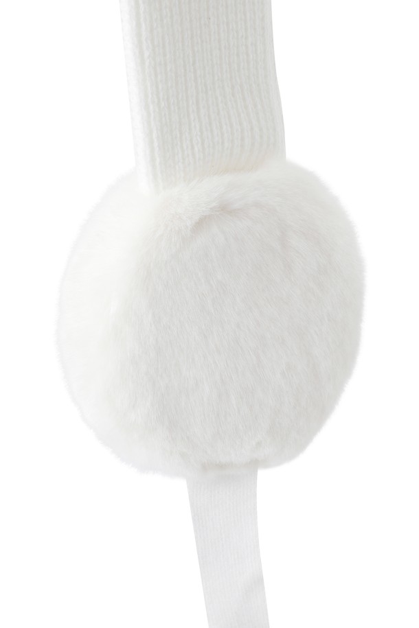 **Women 리본 퍼 이어워머**는 추운 겨울, 골프 라운딩과 일상에서 스타일리시하게 착용할 수 있는 여성용 이어워머입니다. 부드러운 퍼 소재와 두꺼운 두께로 뛰어난 보온성을 제공하며, 가볍고 편안한 착용감을 선사합니다. 화이트 컬러 바탕에 리본 장식과 사이드 로고 자수가 더해져 클래식, 미니멀, 캐주얼 룩에 모두 잘 어울립니다. 턱끈이 포함되어 활동적인 움직임에도 안정감을 유지하며, 턱 끈 끝단에는 와키 캐릭터 레더 탭으로 포인트를 주었습니다.
