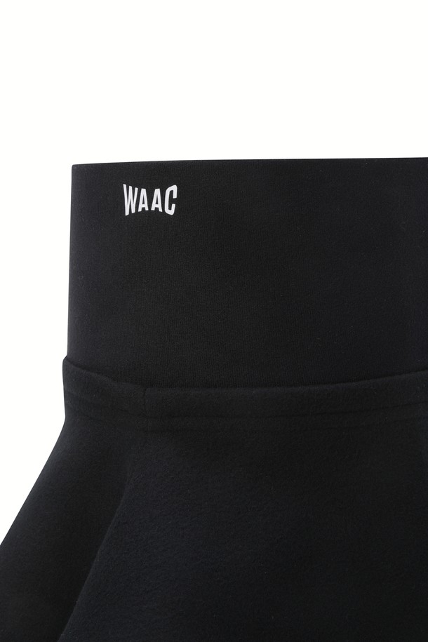 남성용 넥워머입니다. 신축성 소재로 제작되어 부드러운 촉감을 선사하며, 가을/겨울 시즌 골프 활동 시 보온성을 제공합니다. 군더더기 없는 깔끔한 블랙 컬러 디자인에 상단 배색 로고 프린팅으로 세련된 스타일을 연출합니다. 심플하면서도 실용적인 아이템으로, 다양한 스타일에 매치하기 좋습니다. 넥워머로 따뜻하고 편안한 골프를 즐겨보세요.
