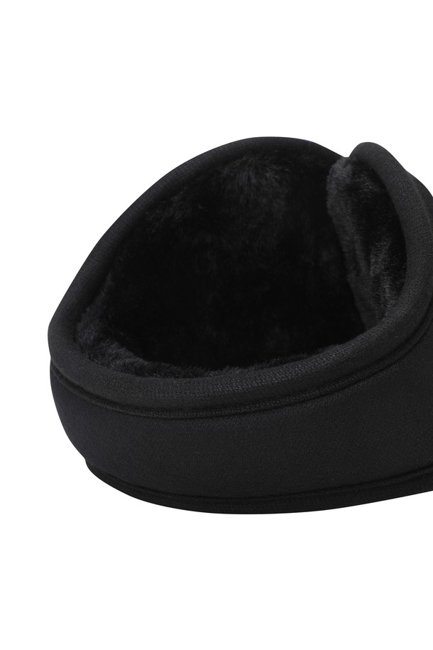 남성용 이어워머는 골프, 일상 등 다양한 상황에서 활용 가능한 데일리 퍼포먼스 아이템입니다. 부드러운 퍼 소재로 제작되어 뛰어난 보온성을 제공하며, 겨울철 추위로부터 귀를 따뜻하게 보호해 줍니다. 미니멀하고 베이직한 디자인에 로고 엠보 디테일로 포인트를 주어 세련된 스타일을 연출합니다. 블랙 컬러와 두꺼운 두께감으로 어떤 스타일에도 매치하기 용이하며, 클래식, 캐주얼 골프룩에 모두 잘 어울립니다. 클린한 디자인으로 유행을 타지 않고 오랫동안 착용할 수 있습니다.
