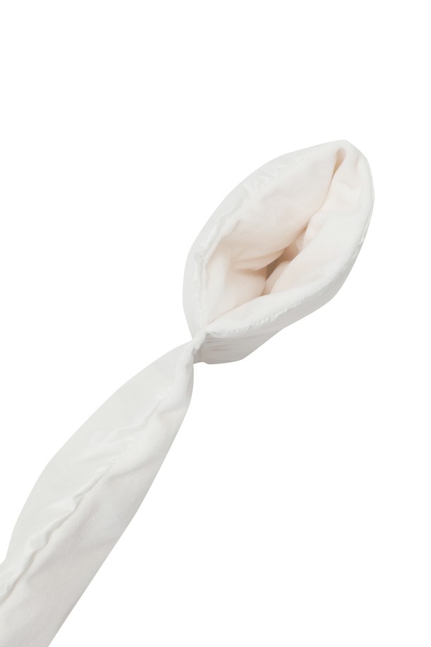 [Exclusive] 패딩 머플러는 포근함을 더하는 겨울철 필수 아이템입니다. 부드러운 벨보아와 폴리에스터 소재로 제작되어 뛰어난 촉감과 보온성을 제공하며, 무지 디자인으로 어떤 스타일에도 잘 어울립니다. 홀 방식 착용으로 간편하게 사용 가능하며 가벼운 착용감과 실용적인 디자인을 갖췄습니다. 화이트 컬러로 세련된 느낌을 더하여 골프, 일상 등 다양한 활동에 활용할 수 있습니다. 두꺼운 두께감으로 추운 날씨에도 따뜻하게 몸을 보호해 줍니다.
