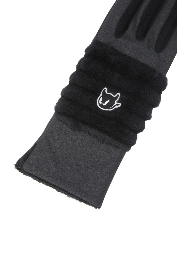 여성용 합성 가죽 골프 장갑(1쌍)입니다. 클래식하고 미니멀한 골프룩에 어울리는 블랙 색상의 제품으로, 겨울철 라운딩에 적합합니다. 보온성을 높여주는 손목 안감 퍼 소재와 사이즈 조절 기능이 있으며, 옆면 슬릿 디자인으로 편안한 착용감을 제공합니다. 합성가죽과 인조가죽 소재로 제작되었으며, 왼손과 오른손 모두 사용할 수 있는 세트 구성입니다. 무지 디자인에 퍼 장식이 더해져 여성스러운 포인트를 더했습니다.
