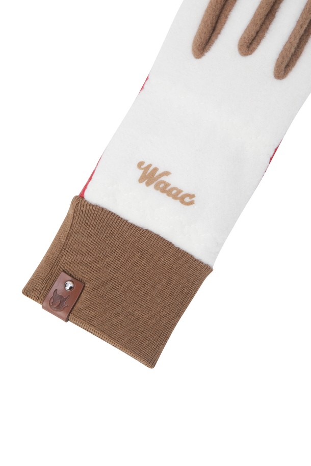 여성용 합성 가죽 컬러 골프 장갑(1쌍)입니다. 클래식하고 미니멀한 스타일의 골프룩에 적합하며, 레드, 화이트, 브라운 세 가지 색상으로 제공됩니다. 부드러운 그립감을 제공하는 합성 가죽과 천연 양가죽 소재로 제작되었으며, 왼손과 오른손 각각 1개씩 총 2개가 한 세트로 구성되어 있습니다. 손목 부분 립 조직 디테일과 배색 로고 디자인으로 포인트를 주었습니다.
