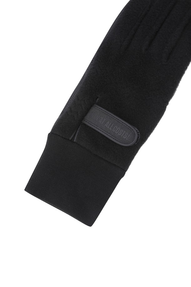 남성용 합성 가죽 골프 장갑(1쌍)입니다. 블랙 색상으로, 심플한 스타일과 클래식, 미니멀 무드를 연출합니다. 부드러운 합성가죽과 플리츠 소재를 사용하여 겨울철 보온성을 높였으며, 손목 밴딩 디테일로 흘러내림 방지 기능을 더했습니다. 골프룩에 잘 어울리는 실용적인 아이템으로, 일상생활에서도 활용 가능합니다.
