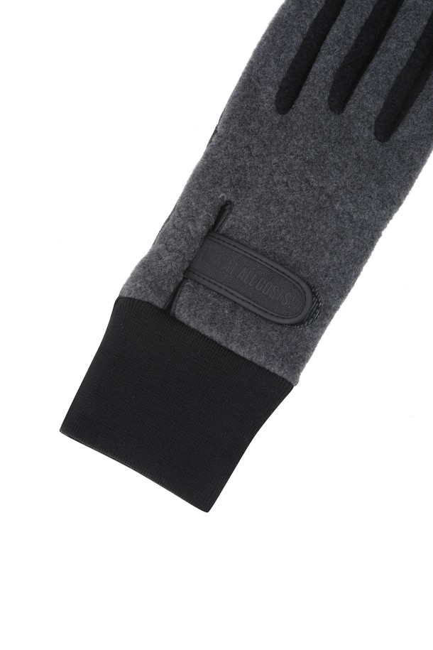 남성용 신세틱 레더 골프 장갑(1쌍)입니다. 부드러운 합성 가죽과 플리츠 소재로 제작되어 겨울철 골프 라운딩 시 보온성을 제공합니다. 심플하고 베이직한 디자인으로, 블랙과 그레이 두 가지 솔리드 컬러로 출시되었습니다. 손목 밴딩 디테일로 편안한 착용감을 선사하며, 골프룩에 미니멀하고 클래식한 분위기를 더합니다. 사이즈 조절이 가능하여 실용적으로 사용할 수 있는 아이템입니다.
