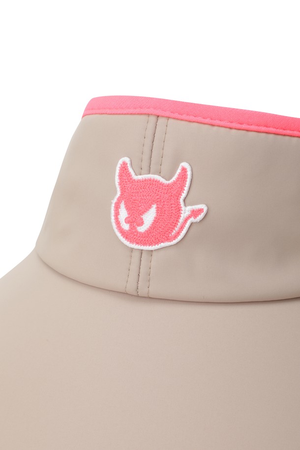 우먼 플라워 와이드 바이저는 여성 골프, 일상룩, 휴가룩, 여행룩에 잘 어울리는 썬바이저입니다. 베이지와 핑크 두 가지 색상으로 출시되었으며, 봄, 여름 시즌에 착용하기 좋습니다. 메쉬 소재로 제작되어 통기성이 뛰어나고, 와이어, 벨크로 디자인으로 시원하고 편안한 착용감을 선사합니다. 자수 패턴의 플라워 장식이 돋보이며, 자외선 차단 기능과 사이즈 조절 기능으로 실용성을 더했습니다. 휴대성이 뛰어나 언제 어디서든 간편하게 사용할 수 있습니다.
