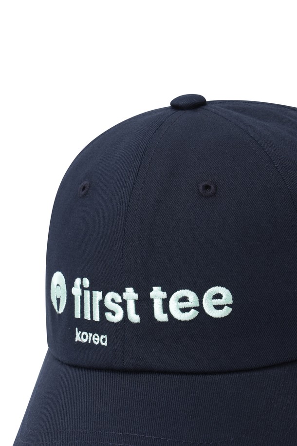 [퍼스트 티 키즈] 남성 볼캡은 골프 및 일상에서 활용 가능한 남성용 볼캡입니다. 네이비 컬러에 레터링 패턴으로 포인트를 주어 캐주얼하면서도 스포티한 스타일을 연출합니다. 챙 넓이는 7cm이며, 벨크로 디자인 장식으로 포인트를 더했습니다. 사이즈 조절과 땀 흡수 기능으로 편안한 착용감을 제공하며, WAAC X First Tee Kids 콜라보레이션 제품입니다. 봄, 여름, 가을 시즌에 착용하기 좋습니다.
