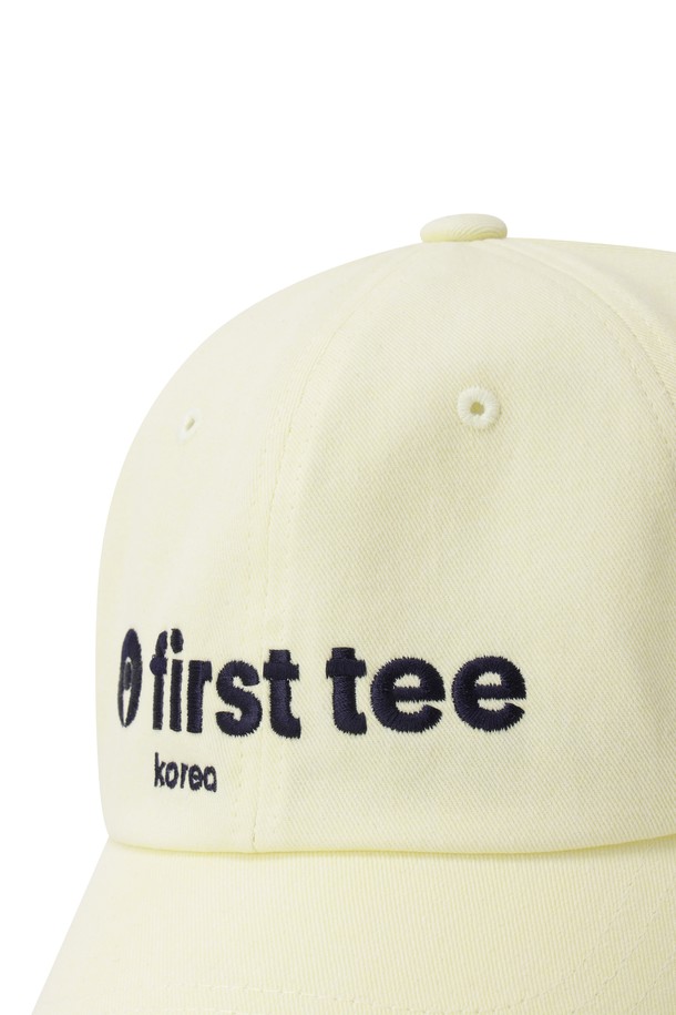 [퍼스트 티 키즈] 남성 볼캡은 골프 및 일상에서 모두 활용 가능한 남성용 볼캡입니다. 아이보리, 화이트 두 가지 색상으로 출시되었으며, 7cm 챙 넓이와 레터링 패턴이 특징입니다. 흡습 기능과 사이즈 조절이 가능한 벨크로 디자인이 적용되어 편안한 착용감을 제공합니다. WAAC X 퍼스트 티 키즈 콜라보레이션으로 제작되어 스포티하고 미니멀한 캐주얼 스타일을 연출합니다.
