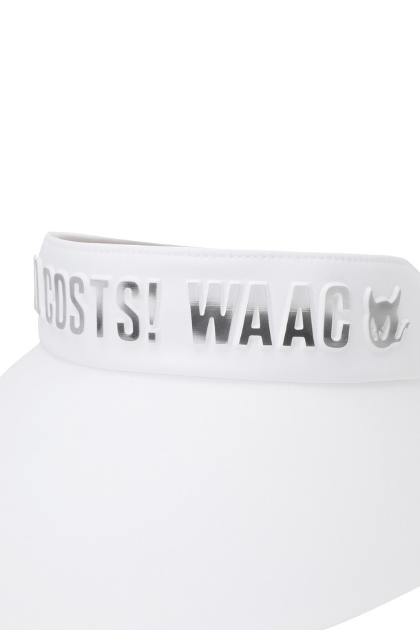 여성 골프에 적합한 화이트 컬러의 바이저입니다. 와이드 챙으로 햇빛을 가려주며, 후면 스트랩으로 사이즈 조절이 가능하고 이면 땀받이 디테일로 땀 흡수에 용이합니다. 레터링 패턴과 스트랩 디자인 장식이 돋보이는 봄, 여름 시즌용 아이템입니다.
