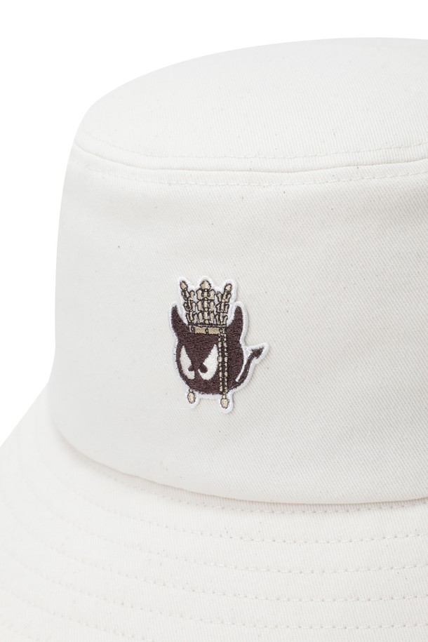 경주 에디션 버킷햇입니다. 여성 골프룩 또는 캐주얼, 미니멀 스타일을 연출하기 좋은 화이트 컬러의 모자입니다. 부드러운 면 소재로 제작되어 편안한 착용감을 선사하며, 챙 넓이는 6cm입니다. 귀여운 금관을 쓴 와키 캐릭터가 포인트로 들어가 있으며, 얇은 두께감으로 봄, 여름 계절에 착용하기 좋습니다. 턱끈이 있어 활동적인 날에도 모자를 안정적으로 착용할 수 있습니다.
