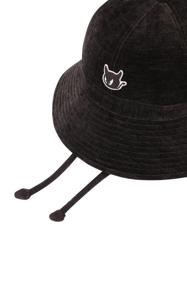 부드러운 코듀로이 소재와 벨벳 소재를 사용하여 제작된 여성 코듀로이 버킷햇입니다. 브라운과 아이보리 두 가지 색상으로 출시되어 다양한 골프룩과 일상룩에 매치하기 좋습니다. 챙 넓이 7cm로 햇빛을 효과적으로 가려주며, 자수 디자인이 포인트로 더해져 클래식, 캐주얼, 미니멀 스타일 모두 소화 가능합니다. 턱끈이 있어 활동적인 날에도 안정적으로 착용할 수 있으며, 가볍고 부드러운 촉감으로 편안함을 선사합니다. 봄, 가을 시즌에 활용하기 좋은 아이템입니다.
