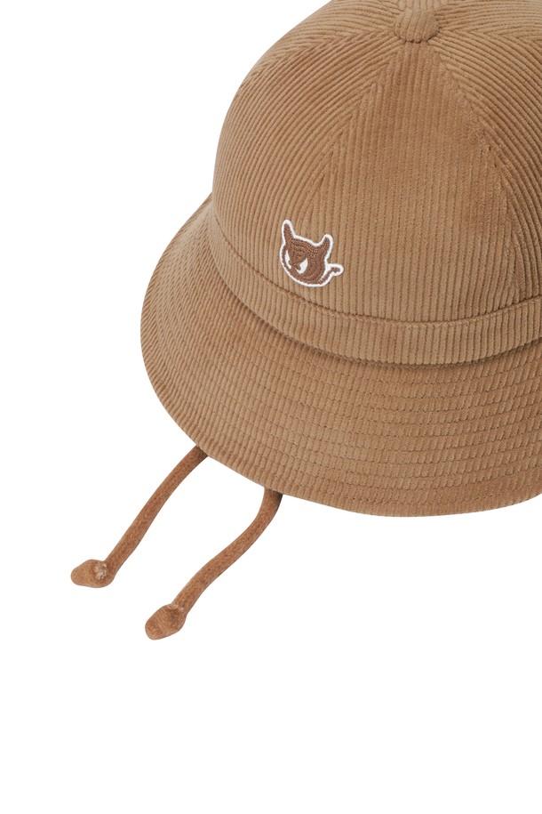 **우먼 코듀로이 버킷햇**은 부드러운 코듀로이와 벨벳 소재로 제작되어 봄, 가을에 착용하기 좋은 모자입니다. 7cm 챙 넓이로 햇빛을 가려주며, 가볍고 부드러운 촉감으로 편안하게 착용할 수 있습니다. 브라운과 아이보리 두 가지 색상으로 출시되었으며, 캐릭터 또는 로고 자수 디자인으로 포인트를 더했습니다. 턱끈이 있어 활동적인 날에도 안정감을 주며, 탈착 가능한 기능으로 실용성을 높였습니다. 골프룩, 캐주얼, 클래식, 미니멀 스타일 모두에 잘 어울립니다.
