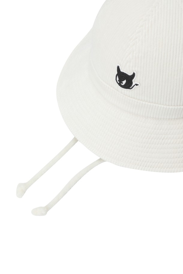 부드러운 촉감의 여성 코듀로이 버킷햇입니다. 브라운과 아이보리 두 가지 색상으로 제공되며, 봄, 가을 시즌에 착용하기 좋습니다. 캐주얼, 클래식, 미니멀 스타일 모두 소화 가능하며, 골프룩 연출에도 활용할 수 있습니다. 챙 넓이는 7cm이며, 귀여운 캐릭터 또는 로고 자수 디자인으로 포인트를 더했습니다. 가볍고 턱끈이 있어 활동적인 날에도 편안하게 착용할 수 있습니다.
