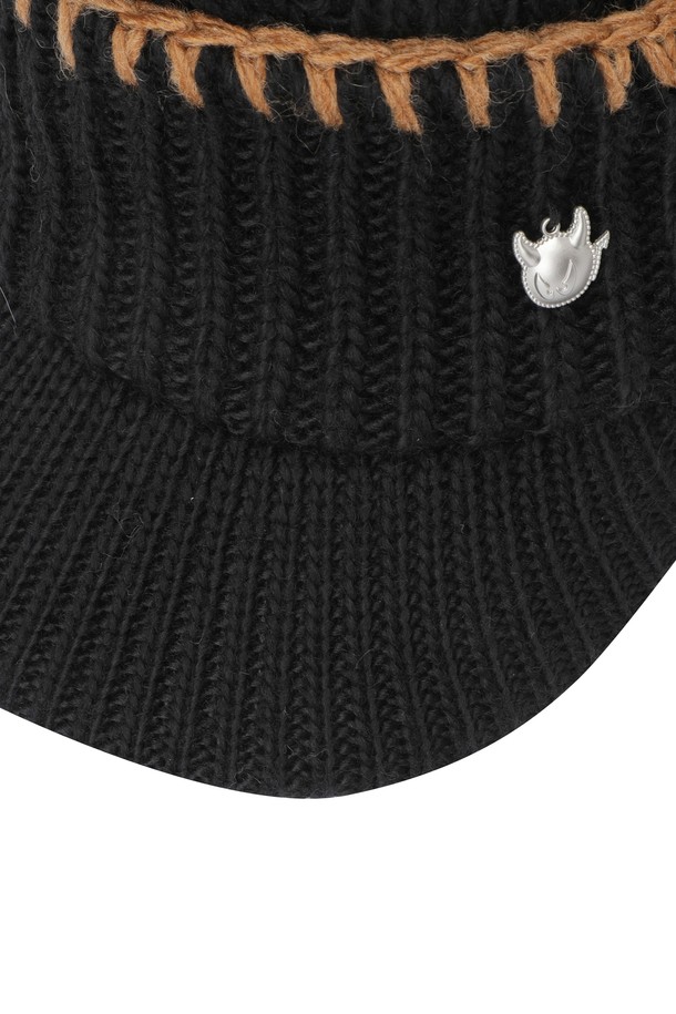 여성 폼폼 니트 햇은 골프룩에 어울리는 여성용 니트햇입니다. 부드러운 촉감의 니트 소재로 제작되었으며, 스티치 패턴과 폼폼 디자인이 특징입니다. 캐주얼, 클래식, 미니멀 스타일을 소화하며, 가볍게 착용할 수 있어 편안함을 제공합니다. 골프 라운딩 시 세련된 스타일을 연출해보세요.
