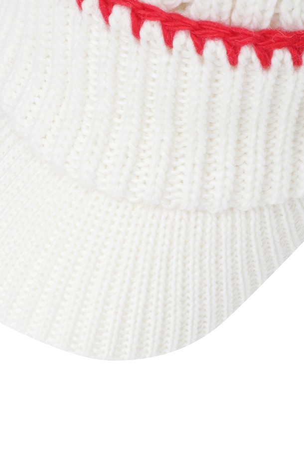 여성 폼폼 니트 햇은 부드러운 니트 소재로 제작되어 편안한 착용감을 선사합니다. 골프룩 또는 캐주얼, 미니멀 스타일의 일상복에 매치하기 좋습니다. 모자 상단에 귀여운 폼폼 장식이 특징이며, 여성스러운 분위기를 더합니다. 다양한 스타일에 활용하여 개성 있는 스타일을 연출해보세요.
