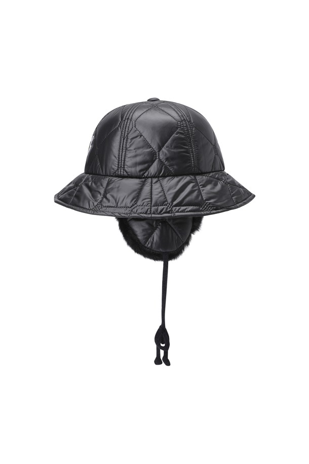 블랙 색상의 여성 패딩 버킷햇입니다. 보온성을 높여주는 두꺼운 두께의 패딩 소재와 부드러운 촉감이 특징입니다. 챙 넓이 6cm로 햇빛을 가려주며, 귀여운 캐릭터 자수와 퍼 장식이 디자인에 포인트를 더합니다. 골프룩, 캐주얼, 클래식 스타일 모두에 잘 어울리며, 이어워머 디테일과 턱끈, 사이즈 조절 기능으로 실용성을 높였습니다. 겨울철 따뜻하고 스타일리시하게 착용할 수 있는 아이템입니다.
