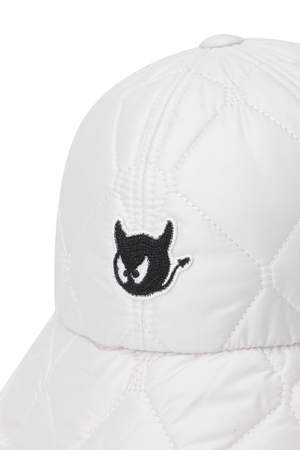 겨울철 라운딩과 일상에서 따뜻함과 스타일을 책임지는 여성 이어워머 패딩 버킷햇입니다. 부드러운 패딩 소재와 두꺼운 두께감으로 뛰어난 보온성을 제공하며, 6cm 챙으로 햇빛을 효과적으로 가려줍니다. 귀를 따뜻하게 감싸는 이어워머 디테일이 추운 날씨에도 쾌적한 착용감을 선사합니다. 와키 캐릭터 자수 패치로 포인트를 더해 캐주얼하면서도 미니멀한 골프룩을 완성할 수 있습니다. 턱끈과 사이즈 조절 기능으로 편안한 착용감을 누려보세요.
