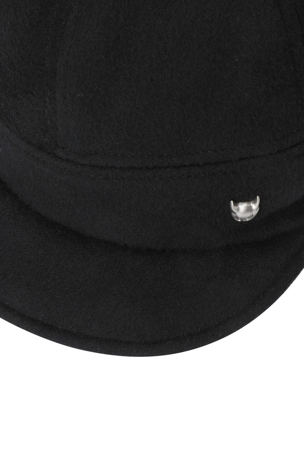 Women 폼폼 니트 햇은 겨울, 가을 시즌에 어울리는 여성용 니트햇입니다. 부드러운 니트 소재로 제작되어 편안한 착용감을 선사하며, 보온 기능을 갖춰 추운 날씨에도 따뜻하게 사용할 수 있습니다. 블랙 컬러에 무지 패턴으로 어떤 스타일에도 잘 어울리며, 4cm 챙 넓이와 일반적인 모자 깊이로 디자인되었습니다. 탈부착 가능한 퍼 방울과 양사이드 스냅 디테일로 포인트를 주어 클래식, 미니멀, 캐주얼 골프룩에 모두 잘 어울립니다.
