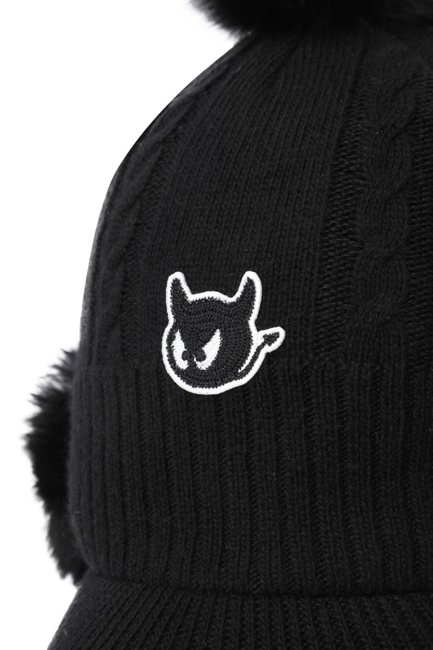 여성 이어 워머 니트 모자는 겨울철 골프 라운딩과 일상에서 모두 활용하기 좋은 방울 장식의 클래식 스타일 니트 모자입니다. 부드러운 촉감의 니트와 퍼 소재를 사용하여 보온성을 높였으며, 두꺼운 두께감으로 추운 날씨에도 따뜻하게 착용할 수 있습니다. 케이블 패턴 디자인이 돋보이며, 귀를 덮어주는 이어 워머 스타일로 보온성을 더욱 강화했습니다. 여성스러운 디자인과 뛰어난 보온성으로 겨울철 패션 아이템으로 활용하기 좋습니다.
