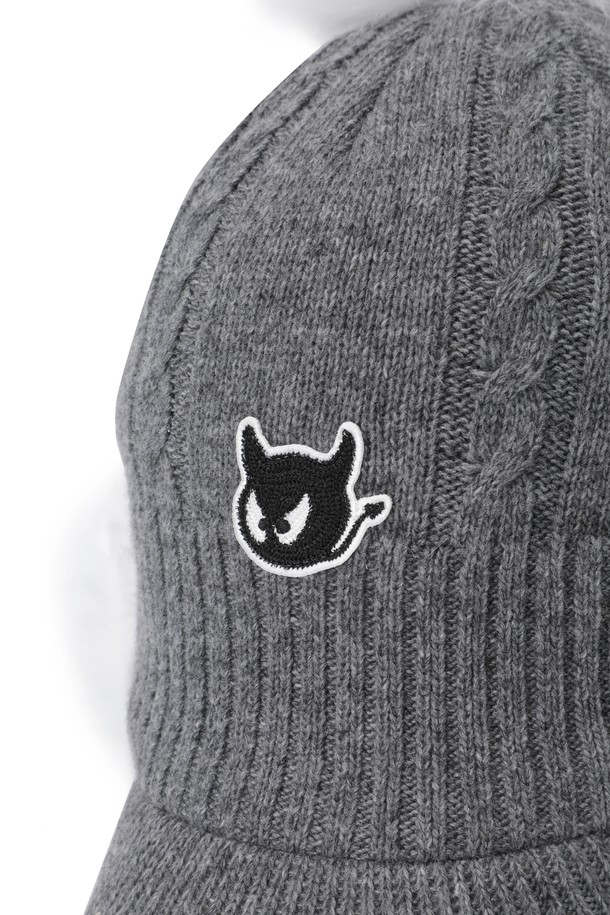 따뜻함과 스타일을 모두 갖춘 여성 이어워머 니트햇입니다. 부드러운 니트 소재와 퍼 소재가 혼방되어 포근한 착용감을 선사하며, 꽈배기 패턴으로 클래식한 무드를 더했습니다. 겨울철 골프 라운딩룩 또는 일상복에 매치하여 세련된 스타일을 연출할 수 있습니다. 보온성을 높여주는 이어워머 디자인과 방울 디테일이 돋보이며, 방울은 탈부착이 가능하여 다양한 스타일을 연출할 수 있습니다. 당신의 겨울 스타일링에 포인트를 더해보세요.
