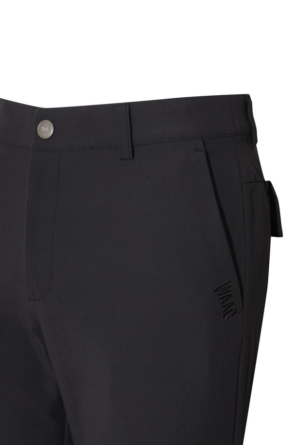 [코리아 TKR] Men Essential Soft Brushed Pants는 남성 골프룩을 위한 스포티한 스타일의 기모 안감 긴바지입니다. 부드러운 촉감의 나일론과 스판덱스 혼방 소재로 제작되었으며, 겨울 및 간절기에 착용하기 좋습니다. 무지 패턴의 레귤러핏 스탠다드핏으로 활동성을 고려한 실루엣을 제공합니다. WAAC 로고 디테일과 장갑 탈부착이 가능한 히든 벨크로가 특징입니다. 블랙 색상으로 어떤 골프 의류와도 잘 어울립니다.
