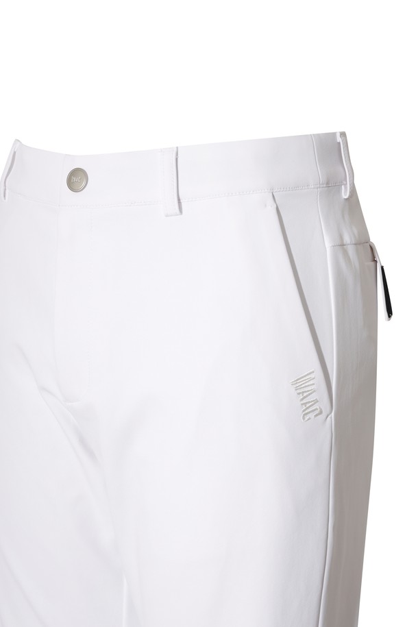 [코리아 TKR] Men Essential Soft Brushed Pants는 남성 골프룩을 위한 스포티한 스타일의 긴바지입니다. 겨울 및 간절기에 적합하며, 부드러운 촉감의 두꺼운 기모 안감으로 보온성을 높였습니다. 나일론과 스판덱스 혼방 소재로 활동성을 고려한 실루엣과 뛰어난 신축성을 제공합니다. 스탠다드핏으로 편안한 착용감을 선사하며, WAAC 로고 디테일과 장갑 탈부착 가능한 히든 벨크로가 특징입니다. 벨크로 밴딩으로 허리 사이즈 조절이 용이합니다.
