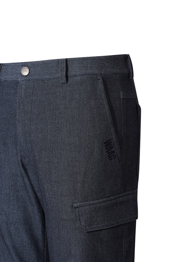 남성 데님(Denim)-like 테이퍼드 카고 팬츠입니다. TR 소재로 제작되어 부드러운 촉감과 뛰어난 보온성을 제공하며, 겨울철에도 따뜻하게 착용 가능합니다. 캐주얼 스타일로 골프룩, 겨울 데일리룩 등 다양한 TPO에 활용할 수 있습니다. 무지 디자인에 테이퍼드 핏으로 세련된 실루엣을 연출하며, 사이드 카고 포켓과 아웃포켓 디테일로 실용성을 더했습니다. 활동성을 고려한 디자인으로 편안한 착용감을 선사합니다.
