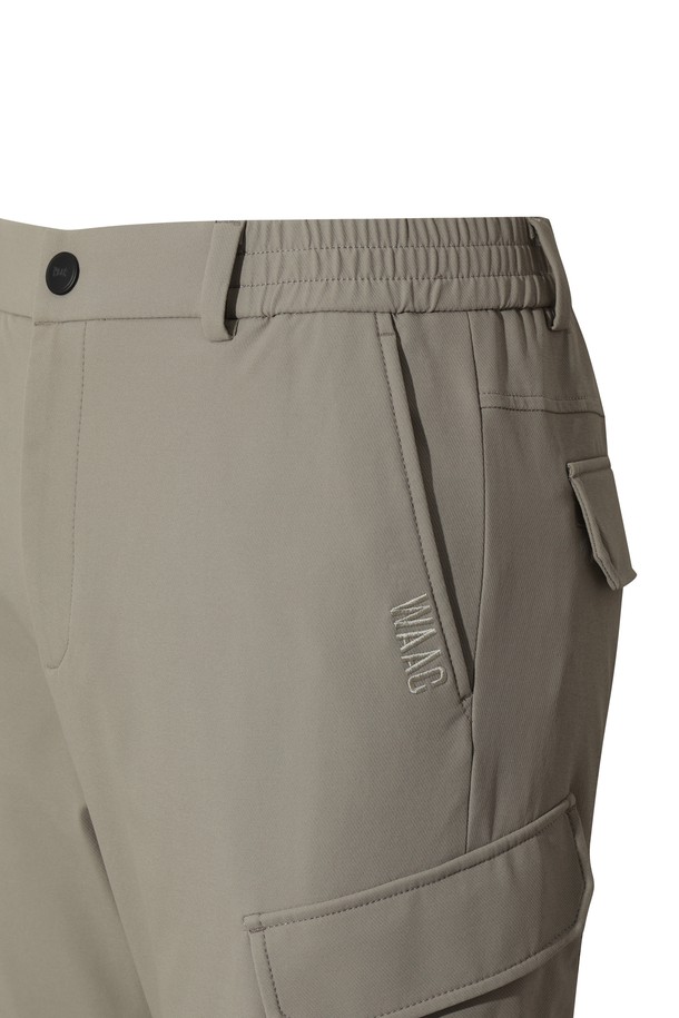 남성 소프트 브러쉬드 우븐 조거 팬츠는 부드러운 촉감의 기모 안감으로 겨울철 따뜻함을 선사합니다. 나일론, 스판덱스 혼방 소재로 제작되어 뛰어난 신축성과 활동성을 보장하며, 스포티하고 캐주얼한 스타일을 연출합니다. 골프웨어는 물론 일상복으로도 활용 가능하며, 무지 디자인에 조거 핏으로 편안함을 더했습니다. 양쪽 카고 포켓과 힙 포켓 덮개 디테일이 실용성을 높여줍니다. 두꺼운 두께감으로 보온성을 극대화한 겨울철 필수 아이템입니다.
