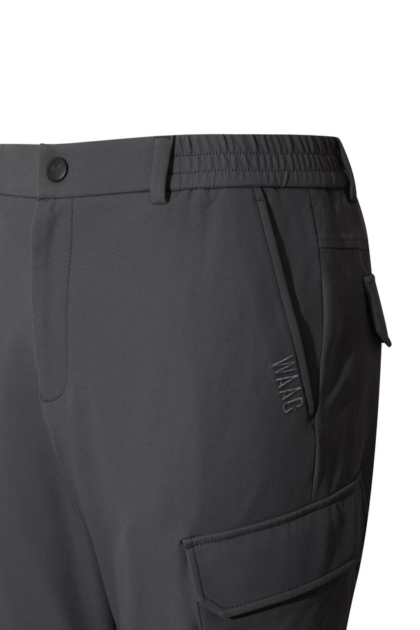 남성용 소프트 브러쉬드 우븐 조거 팬츠입니다. 부드러운 촉감의 기모 안감으로 제작되어 겨울철 보온성을 높였습니다. 스판덱스, 나일론 혼방 소재로 제작되어 활동성이 뛰어나며, 스포티, 캐주얼, 미니멀 스타일을 연출하기 좋습니다. 무지 디자인에 조거 핏으로 편안함을 더했으며, 골프룩 또는 일상복으로 활용 가능합니다. 고신축성, 힙 포켓, 카고 포켓 디테일이 돋보이는 제품입니다.
