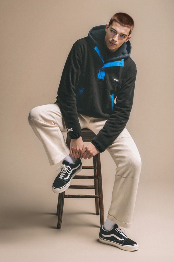 [JONES] 남성 코듀로이 더블 니 팬츠는 가을, 겨울 시즌에 어울리는 남성용 코듀로이 팬츠입니다. 부드러운 촉감의 코듀로이, 폴리에스테르, 스판덱스 혼방 소재로 제작되어 편안한 착용감을 선사합니다. 베이지 컬러의 무지 디자인에 레귤러핏으로 제작되었으며, 보온성이 우수하고 더블니 디자인으로 활동성을 더했습니다. JONES 로고가 새겨진 벨트 일체형 디자인으로, 골프 및 일상 캐주얼, 스포티, 클래식 스타일 연출에 활용 가능합니다. 허리 밴딩 처리로 편안함을 더했습니다.
