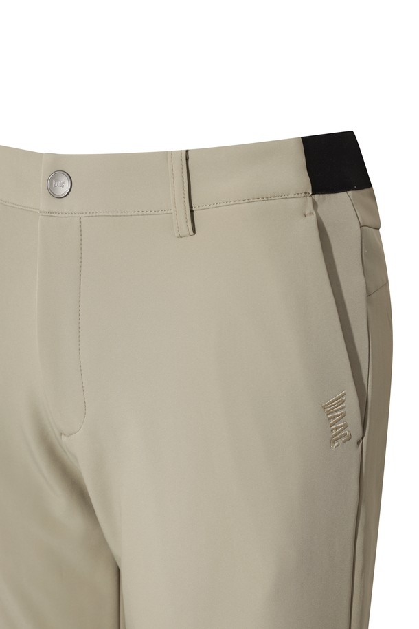 남성용 에센셜 본디드 팬츠는 겨울철 보온성을 책임지는 두꺼운 두께감의 긴바지입니다. 베이지 색상에 스포티하고 베이직한 스타일로, 골프 및 일상용으로 모두 활용 가능합니다. 나일론과 스판덱스 혼방 소재로 제작되어 부드러운 촉감과 뛰어난 신축성을 자랑하며, 기모 안감으로 따뜻함을 더했습니다. 레귤러핏과 스탠다드핏의 조화로 편안한 착용감을 제공하며, E-밴드 디테일과 밴딩 처리로 활동성을 높였습니다. 
