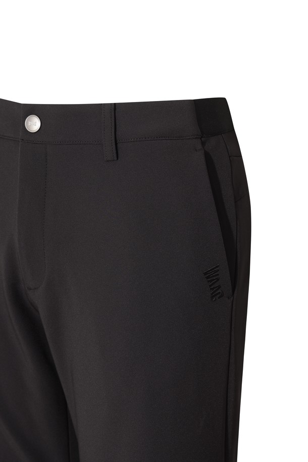 남성용 Men Essential Bonded Pants(본디드 팬츠)는 겨울철 추위에도 끄떡없는 보온성을 제공합니다. 부드러운 기모 안감과 두꺼운 두께, 나일론, 스판덱스 혼방 소재로 제작되어 편안한 착용감을 선사합니다. 스탠다드 핏과 레귤러 핏으로 제작되었으며, 무지 디자인에 블랙 컬러로 어떤 스타일에도 잘 어울립니다. E밴드 허리 밴딩으로 활동성을 높였으며, 골프룩, 일상복 등 다양한 TPO에 활용 가능합니다. 스포티, 미니멀, 클래식한 무드를 연출할 수 있습니다.
