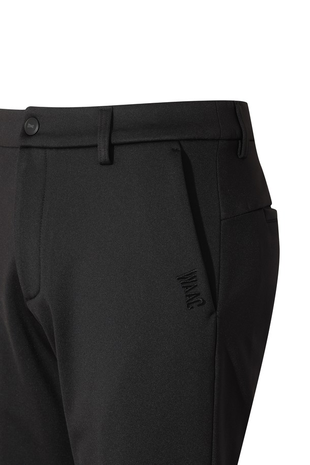 [Exclusive] 남성 에센셜 본디드 팬츠는 골프와 일상, 두 가지 시간과 장소와 상황에 모두 어울리는 활용도 높은 슬림핏 팬츠입니다. 가을, 겨울 시즌에 적합한 두꺼운 두께감의 기모 안감으로 제작되어 부드러운 촉감과 뛰어난 보온성을 제공합니다. 베이직하고 스포티한 스타일을 넘나들며, 무지 디자인으로 어떤 상의에도 매치하기 용이합니다. 후크·지퍼 클로징, 양옆 및 힙 포켓 디테일로 편의성을 더했으며, 데일리룩으로도 손색없는 완벽한 핏을 선사합니다.